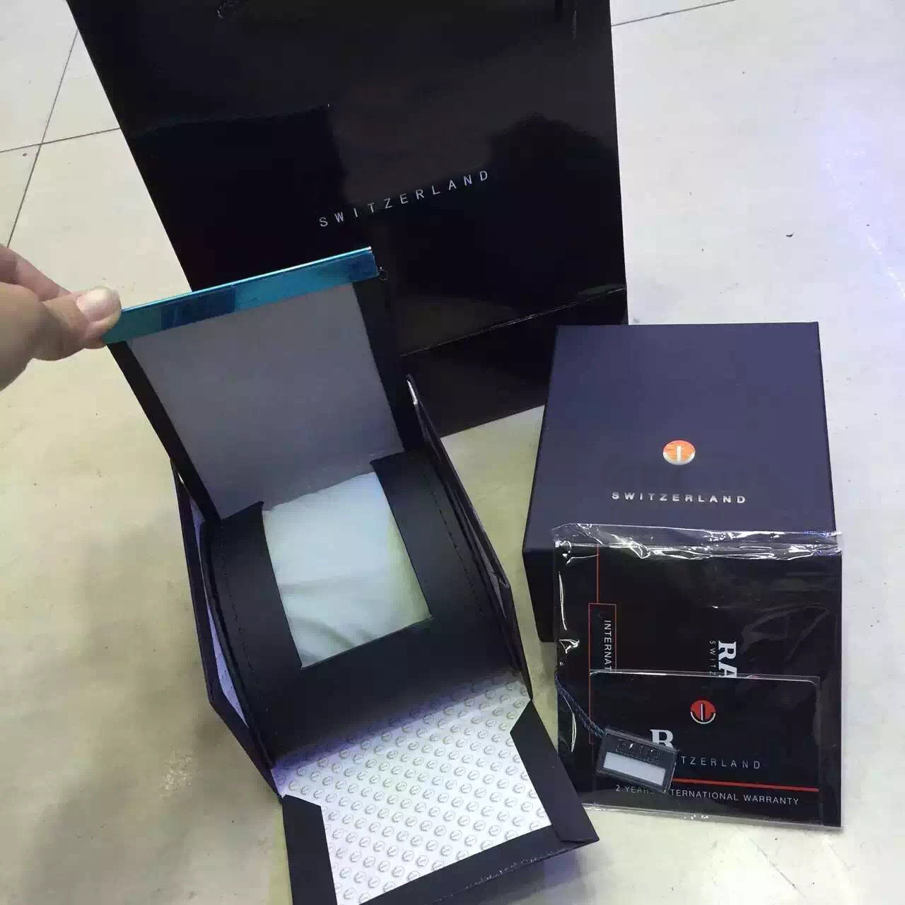 RD Original Black High Quality Leather Top Brand Fashion Watch Boxes Luxury Watches Box Watches Gift Boxs Instructions And Labels Package, Black;blue
RD Original Black High Quality Leather Top Brand Fashion Watch Boxes Luxury Watches Box Watches Gift Boxs Instructions And Labels Package, Black;blue
