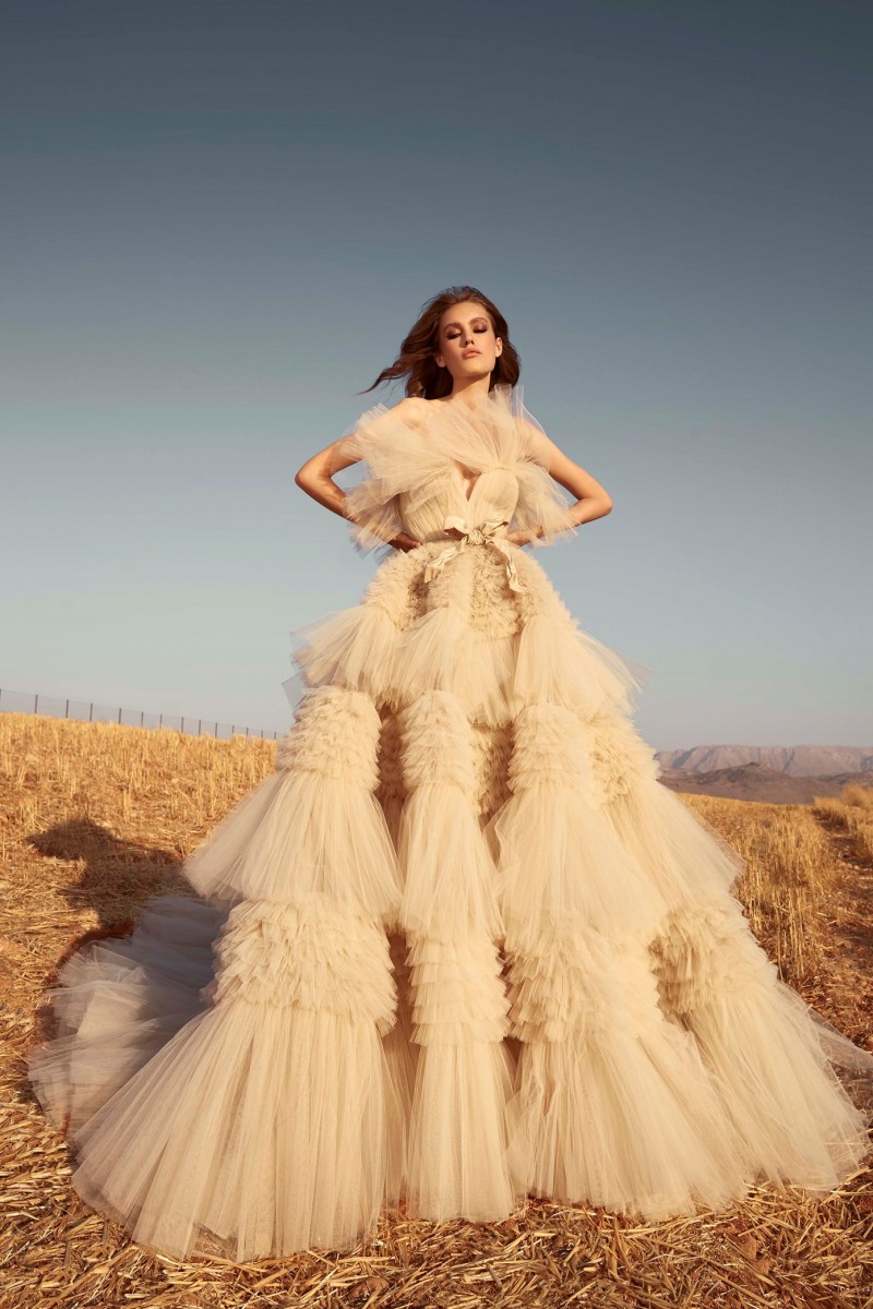 A Line Tulle Wedding Dresses Tiered Skirts Strapless Wave Details Ruffles Bridal Gowns Sweep Train Wedding Dress