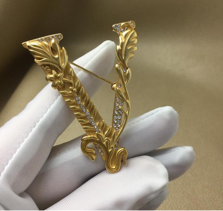 New style female fashion personality V letter handsome Brooch precision high grade V character Brooch