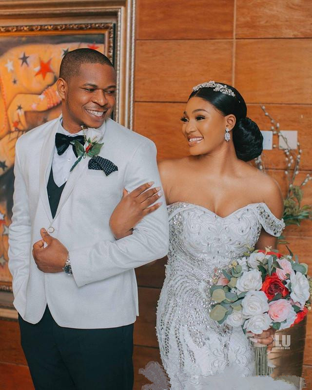 2020 Crystal Mermaid Wedding Dresses Plus Size Lace Beaded Off Shoulder Bridal Gowns with Ruffles Sweep Train Robes De Mariée