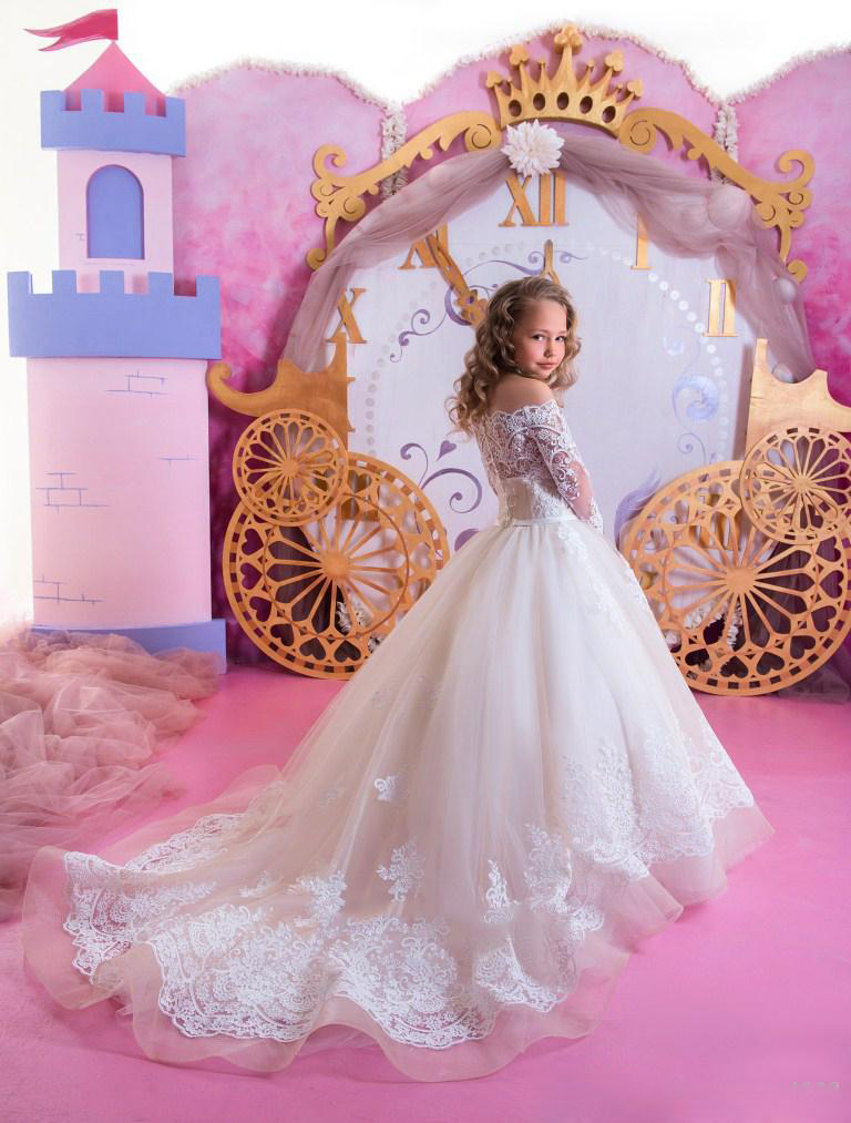 2020 Modest Off Shoulder Long Sleeve Flower Dresses Lace Applique Floor Length Wedding Party Tulle Ruffle Bow Princess Girl Dress 0508