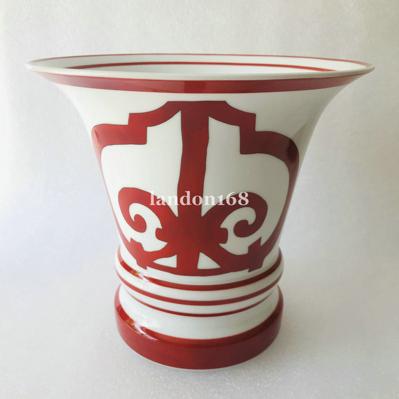 Good quality Bone china Vase classic Chinese red vase High-level home decoration Wedding Housewarming gift
Good quality Bone china Vase classic Chinese red vase High-level home decoration Wedding Housewarming gift