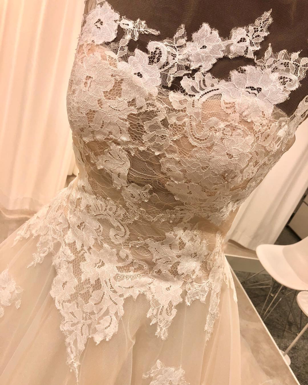 2020 A Line Dreamy Wedding Dresses Applique Tulle Wedding Dresses Floor Length Jewel Bridal Gowns Vestidos De Novia