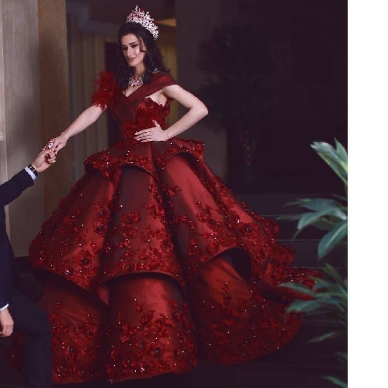 2020 New Arrival Burgundy Evening Dresses Feather 3D Floral Applique Beads Satin Ball Gown Prom Dress Ruffles Gorgeous Formal Occasion Gowns