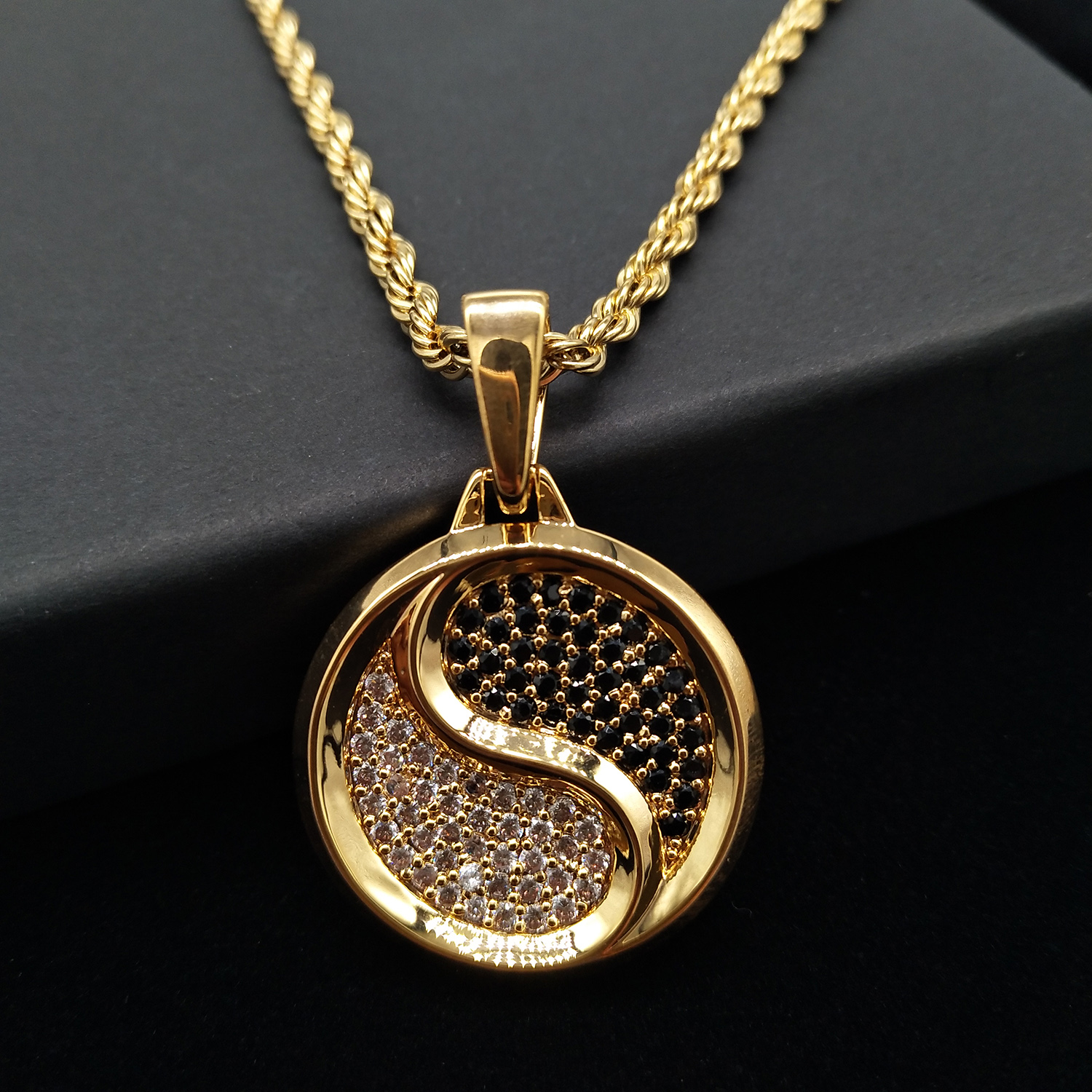 New Fashion 18K Gold and White Gold Plated Tai Chi Symbol Round Pendant Chain Necklace Iced Out CZ Zirconia Jewelry Gifts for Men and Women