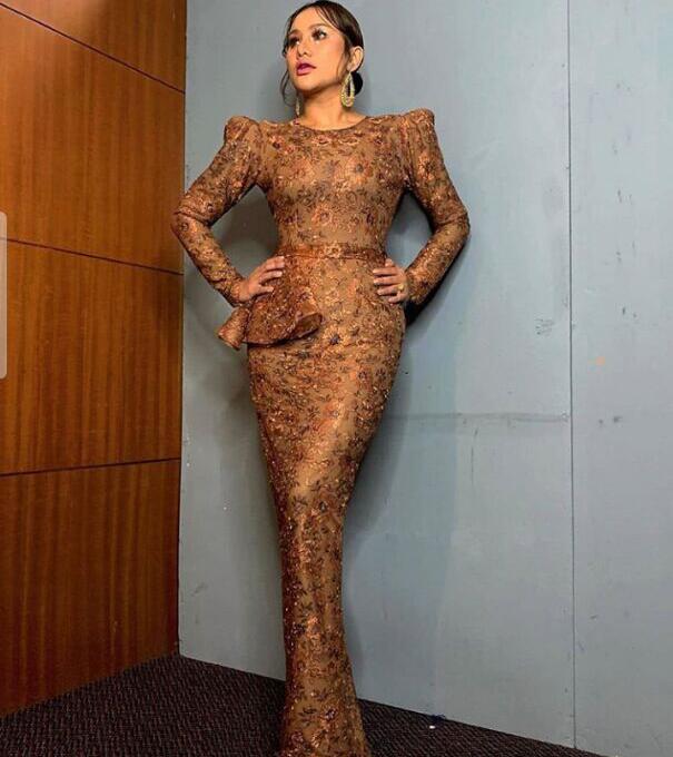 Evening dress Yousef Aljasmi O-Neck Gold Lace High shoulder Floor Length Sheath Long Sleeve Lon, Same with picture
Evening dress Yousef Aljasmi O-Neck Gold Lace High shoulder Floor Length Sheath Long Sleeve Lon, Same with picture