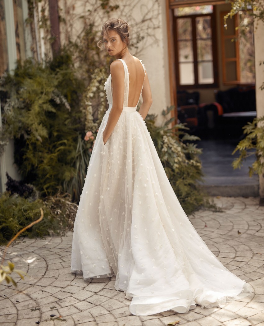Hod Stunning Lihi Backless Wedding Dresses Sheer Deep V Neck Beach Bridal Gowns A Line Sweep Train Tulle Appliqued Robe De Marie ppliqued