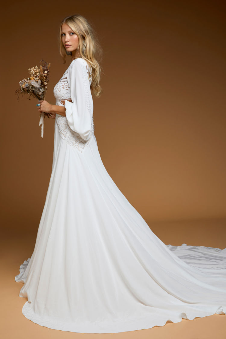 2020 Cowboy Bohemian Wedding Dresses Deep V Neck Hollow Back Long Sleeve Wedding Gowns Chiffon Boho Bridal Dress Abiti Da Sposa
