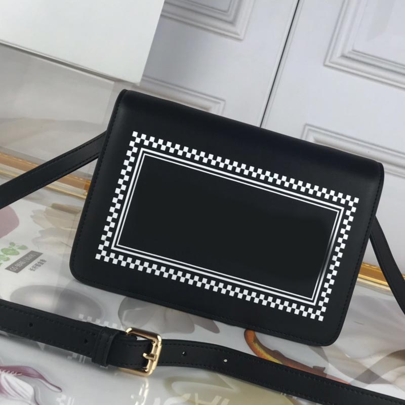 Women Crossbody Bag High Quality Wallet Handbags Classic Fashion Casual Simple Fashion Clamshell Shoulder Bag Letters Smooth Surface
Women Crossbody Bag High Quality Wallet Handbags Classic Fashion Casual Simple Fashion Clamshell Shoulder Bag Letters Smooth Surface