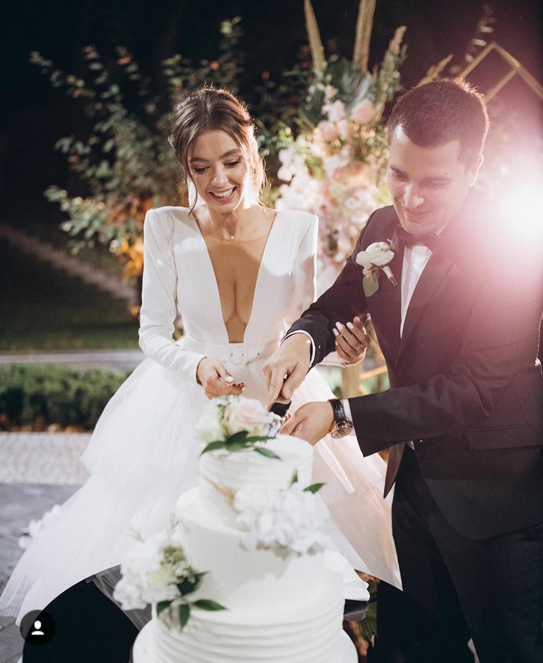 Elegant A Line Wedding Dresses 2020 Deep V Neck Long Sleeves Country Bridal Gowns with Tiered Ruffle Skirts robes de mariée