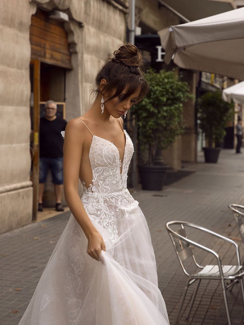 A Line Backless Wedding Dress Sexy Spaghetti Straps Bridal 3D Lace Flowers Fairy Beach robes de soirée, Black
A Line Backless Wedding Dress Sexy Spaghetti Straps Bridal 3D Lace Flowers Fairy Beach robes de soirée, Black