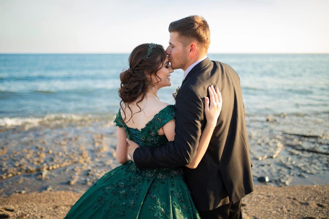 Modest Plus Ball Gown Off Shoulder Sleeveless Lace Up Wedding Dresses Lace Applique Crystal Beaded Wedding Gowns Sweep Train Bridal Gowns