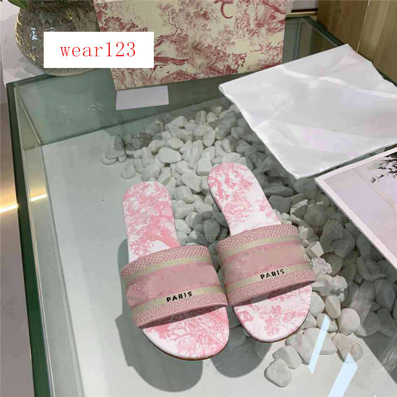 Dazzle Flowers Women Designer Slippers Flat Bottom Embroidery Sandal Floral Brocade Slipper Flip Flops, 10#
Dazzle Flowers Women Designer Slippers Flat Bottom Embroidery Sandal Floral Brocade Slipper Flip Flops, 10#