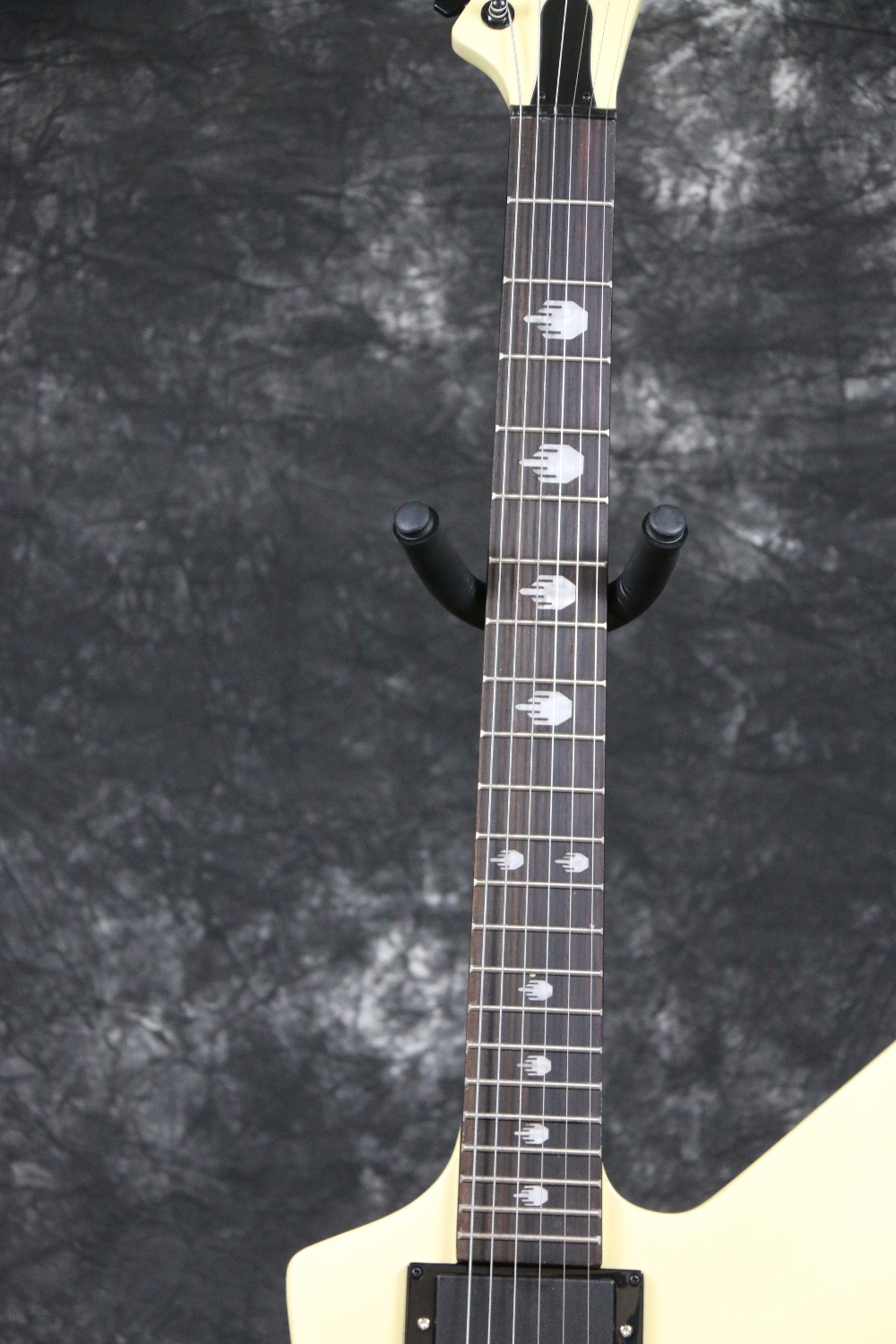 Metallica JamesHetfield Cream White Explorer Electric Guitar Rosewood Fingerboard, EET FUK Inlay, China EMG Pickups, Black Hardware
Metallica JamesHetfield Cream White Explorer Electric Guitar Rosewood Fingerboard, EET FUK Inlay, China EMG Pickups, Black Hardware