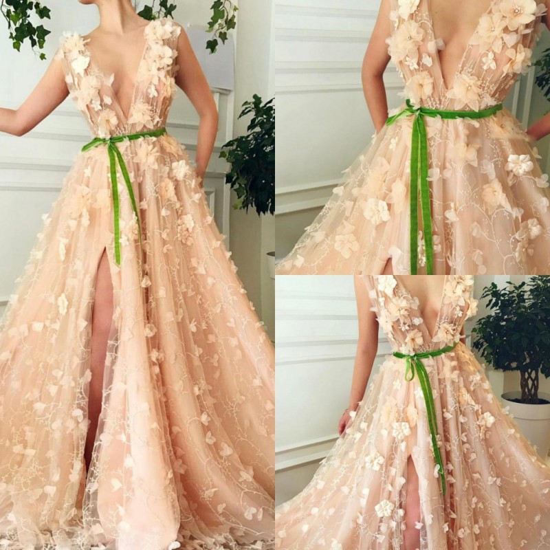 Modest A Line Evening Prom Dress V Neck Sleeveless Tulle Lace Party Dress Sweep Train Applique Split Sash Hand Made Flower robes de soirée