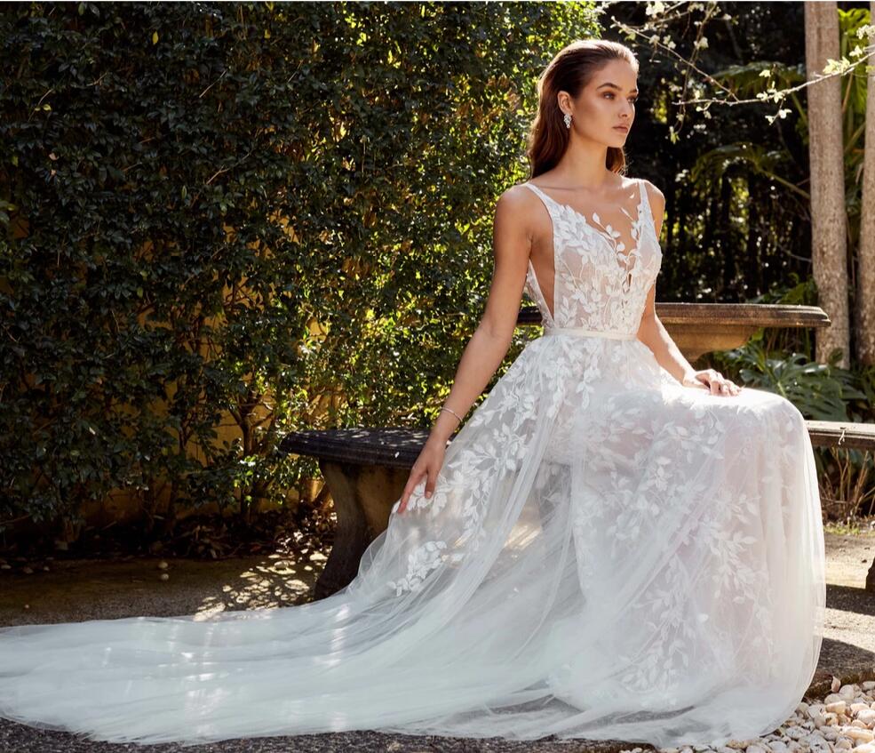 2019 Garden Country Wedding Dresses V Neck Lace Appliqued Sweep Train Belt Beach Wedding Dress Custom Made Plus Size Bridal Gowns