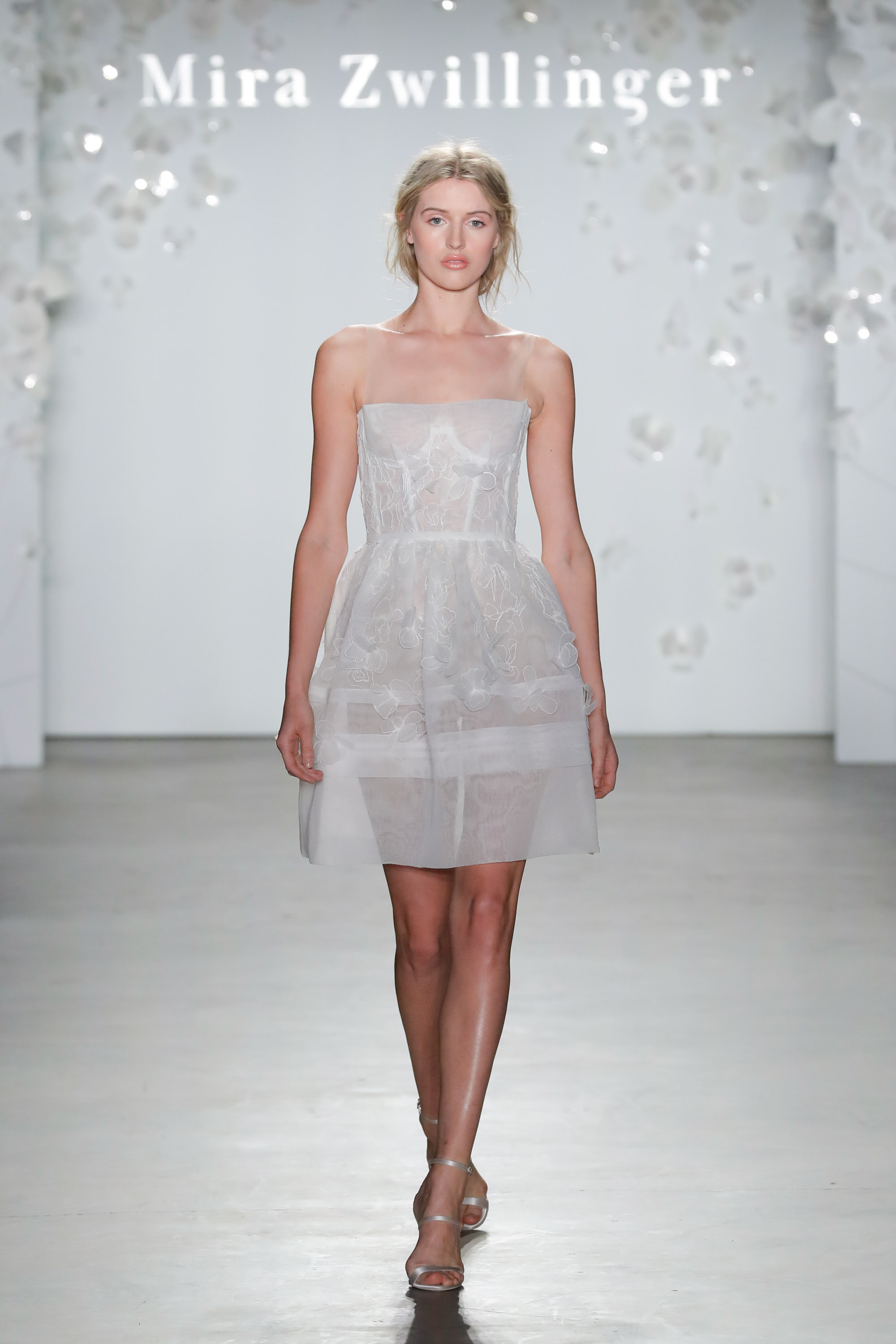 Short A Line Wedding Dresses Sexy Sheer V Neck 3D Flower Appliques Bridal Gowns Beach Mini Summer Wedding Dress