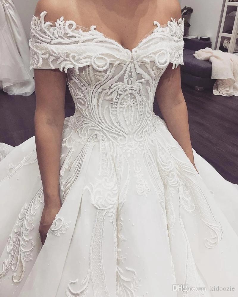 2020 Luxury A Line Wedding Dresses Off The Shoulder Lace Appliques Country Bridal Gowns Sweep Train Ruffles Custom Made Robes De Mariée