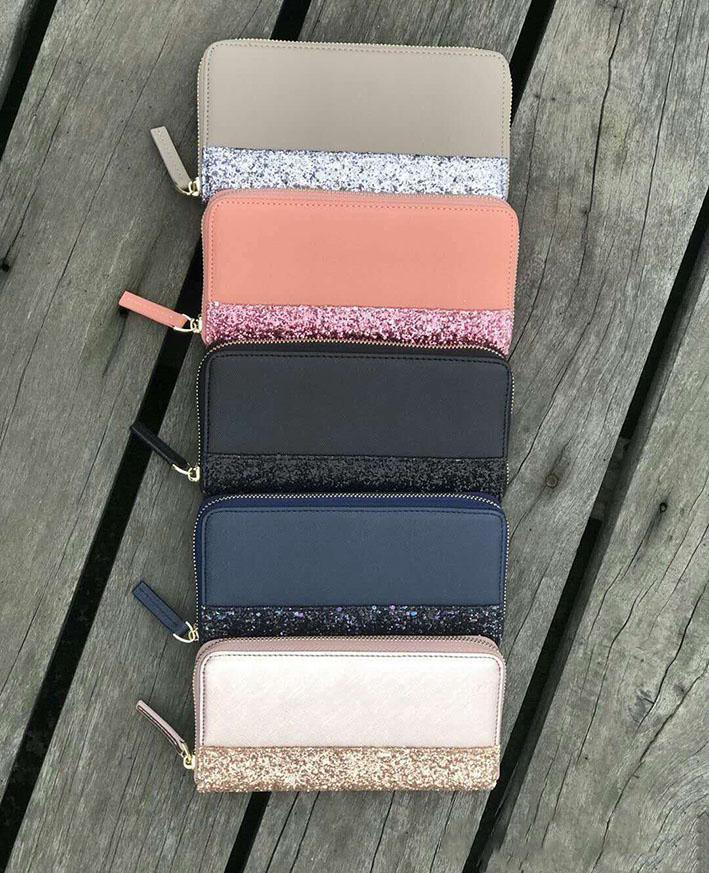 2020 brand designer glitter wallets shining new zipper cluth bag colors shining for women Quality Women Short Wallet Discount original box, Red;black
2020 brand designer glitter wallets shining new zipper cluth bag colors shining for women Quality Women Short Wallet Discount original box, Red;black