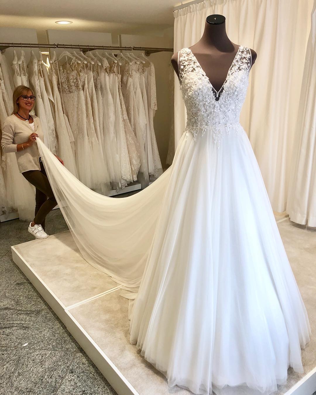 A Line Wedding Dresses Lace V Neck Applique Rhinestone Beading Wedding Dresses Tulle Backless Sweep Train Bridal Gowns Vestidos De Novia