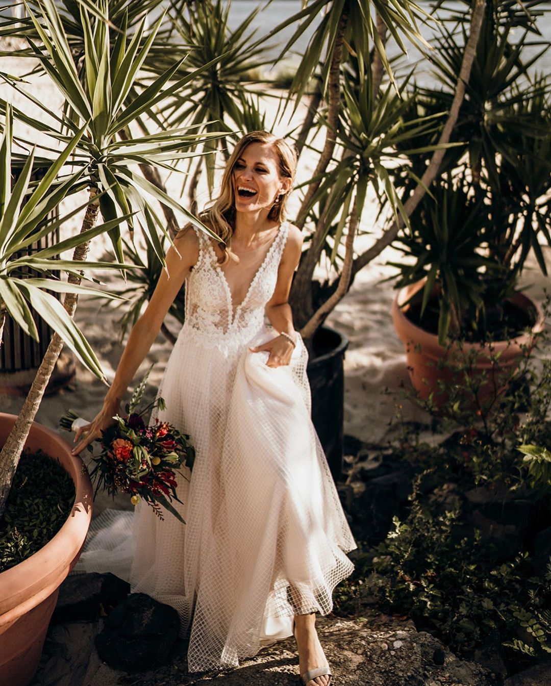 Charming Lace Backless Beach Wedding Dresses Sheer Deep V Neck A Line Appliqued Bridal Gowns Sweep Train robe de mariée