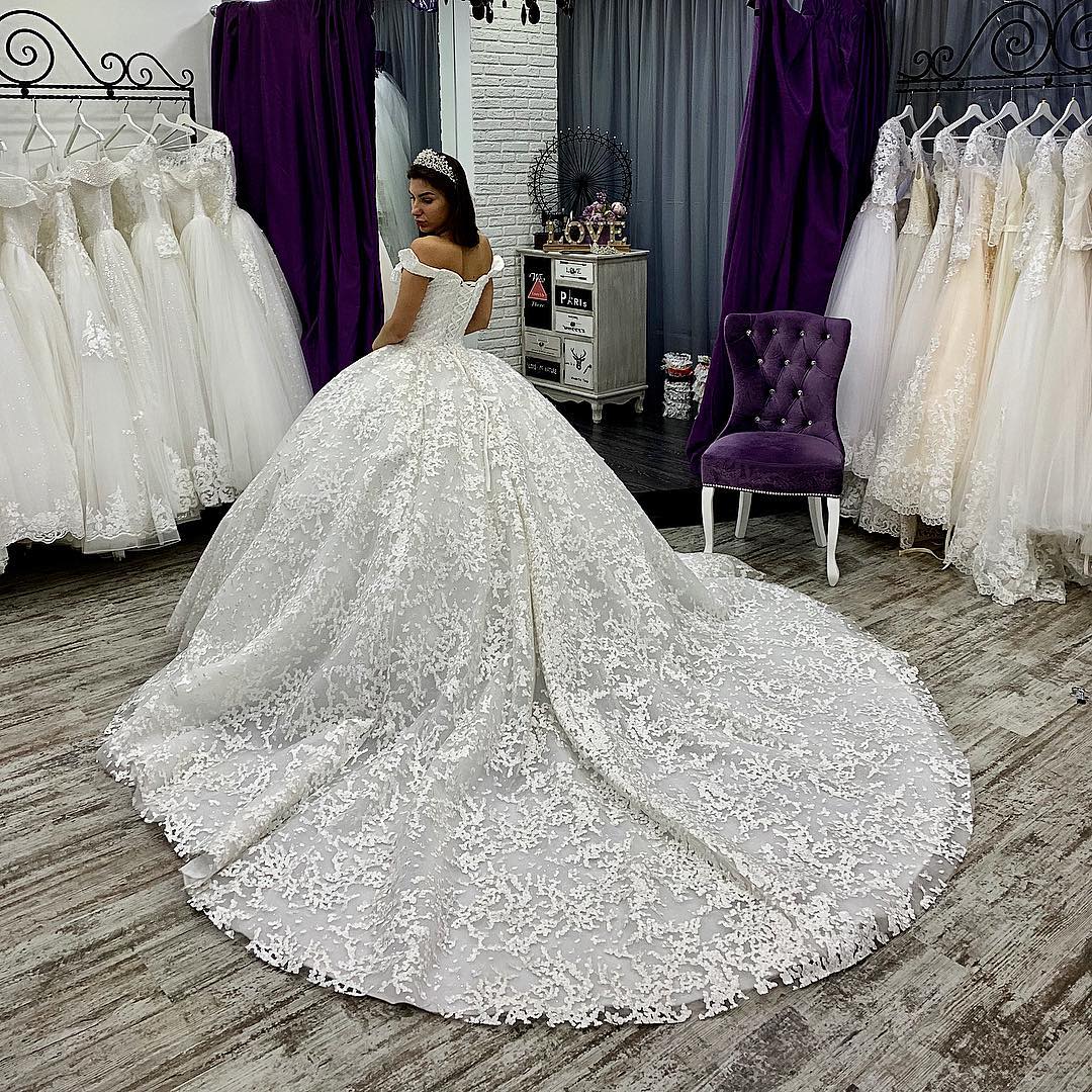 Gorgeous Lace Ball Gown Wedding Dresses Off The Shoulder Appliqued Arabic Bridal Gowns Court Train Custom Made Plus Size Wedding Dress