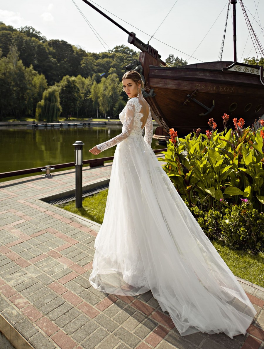 Bohemian A-line Wedding Dresses V Neck Long Sleeve Lace Appliqued Wedding Dress Backless Ruffle Sweep Train Custom Made Robes De Mariée