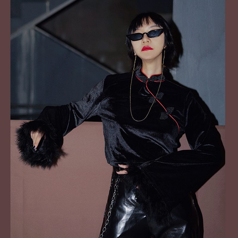 2018 Chinese qipao style punk rock harajuku retro crop top black velvet Cheongsam buckle plush stitching long sleeve cropped, Green
2018 Chinese qipao style punk rock harajuku retro crop top black velvet Cheongsam buckle plush stitching long sleeve cropped, Green