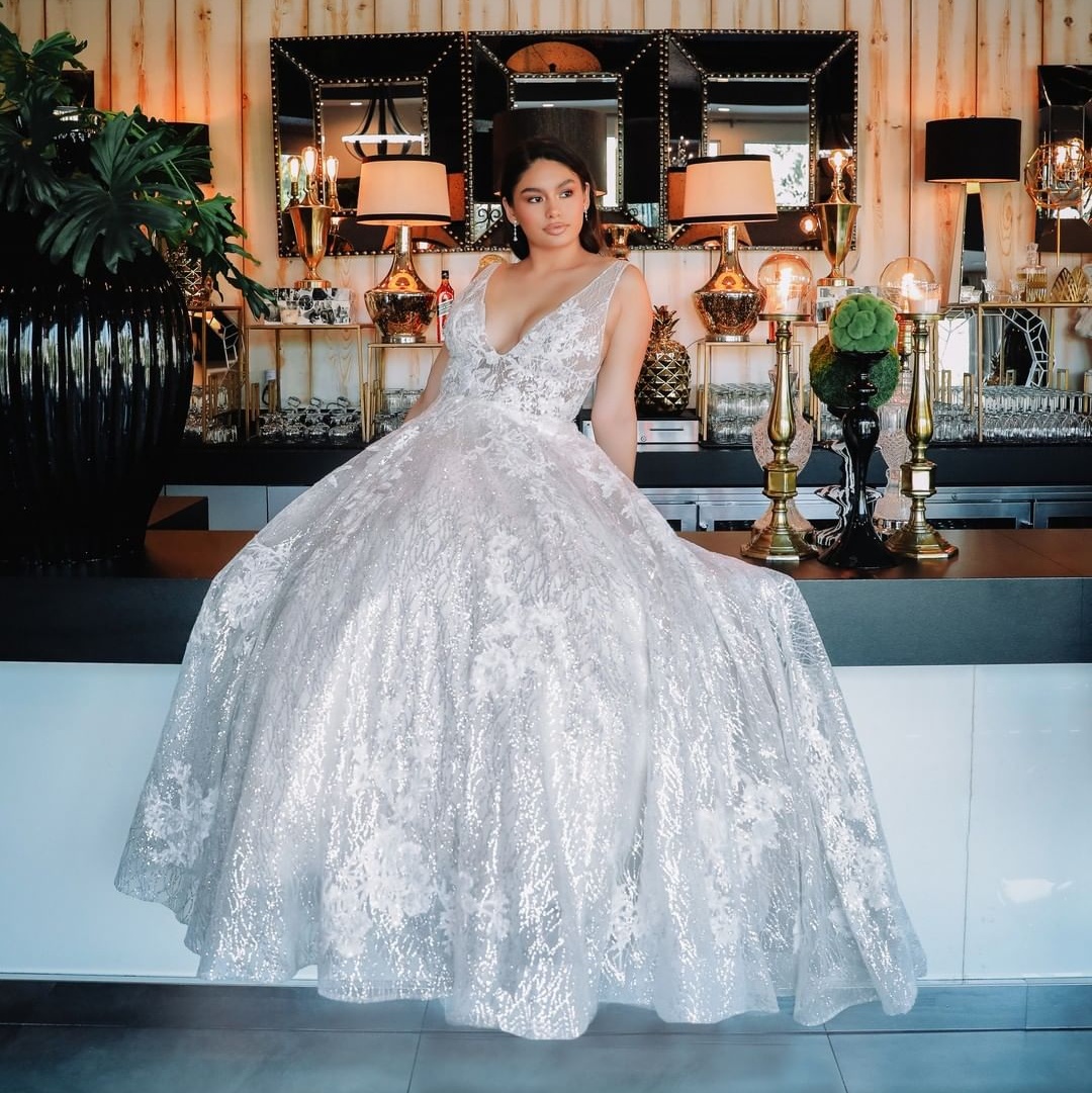 Plus Sparkly Size Lace Backless Wedding Dresses Deep V Neck A E Appliqued Bridal Gowns Sweep Train Robe De Mari E