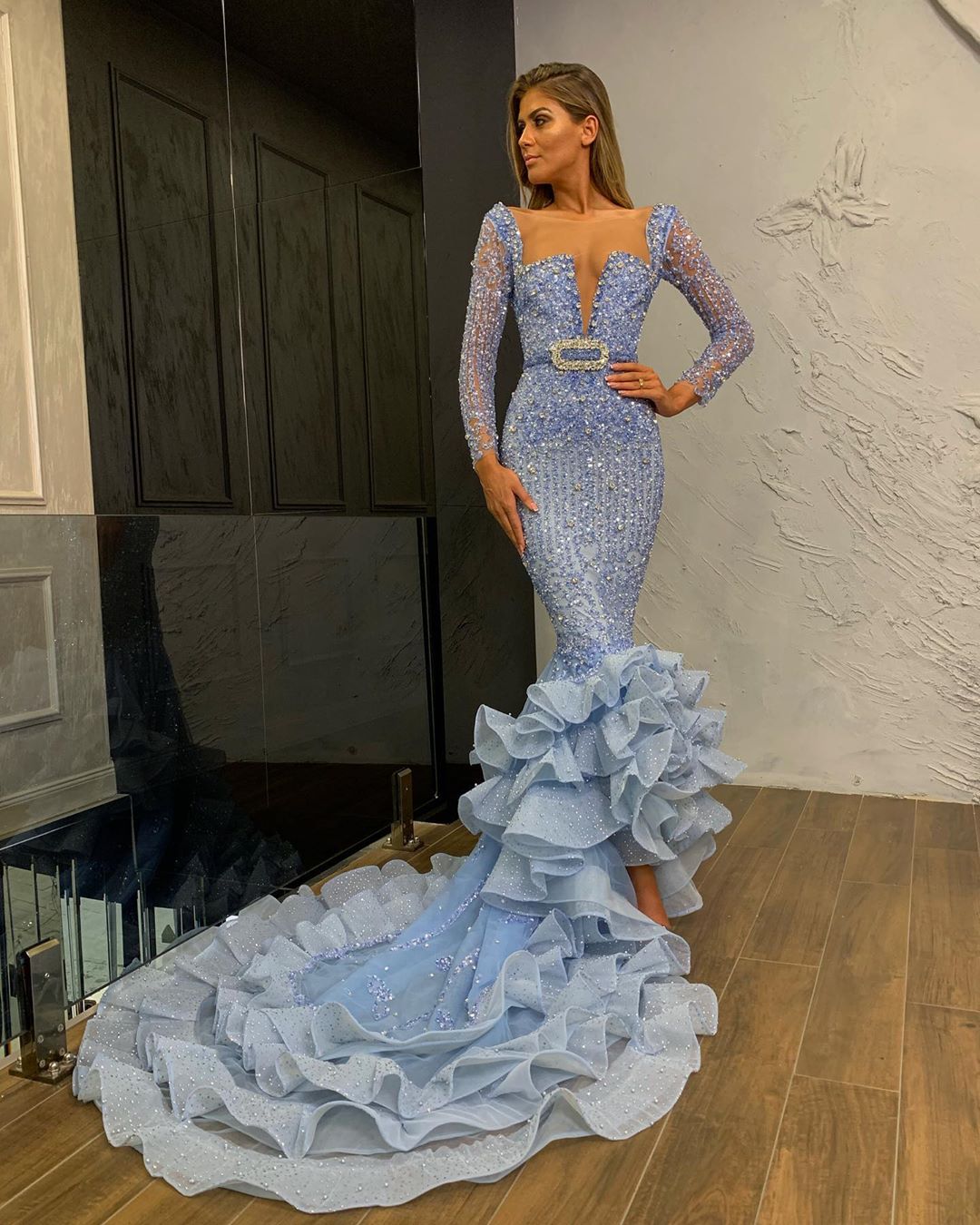2020 Mermaid Evening Dresses Scoop Neck Crystal Beaded Sequins Long Sleeves Prom Dress Backless Ruffle Tiers Sweep Train Formal Party Gown