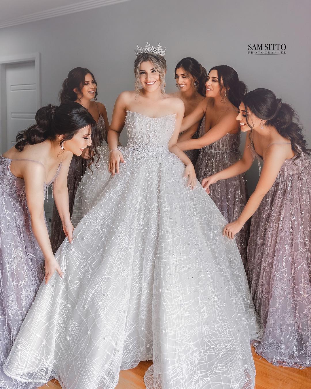 2020 Modest Elegant Strapless Ball Gown Sleeveless Wedding Dresses Lace Applique Pearls Wedding Gowns Sweep Train Bridal Gowns