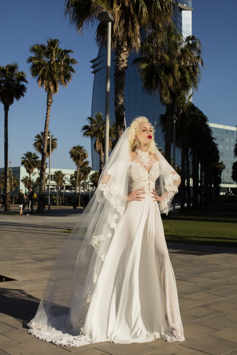Daria Karlozi Beach Wedding Dresses High Collar Lace Applique Chiffon Boho Wedding Dress Sexy High-split Criss Cross Back Bridal Gowns