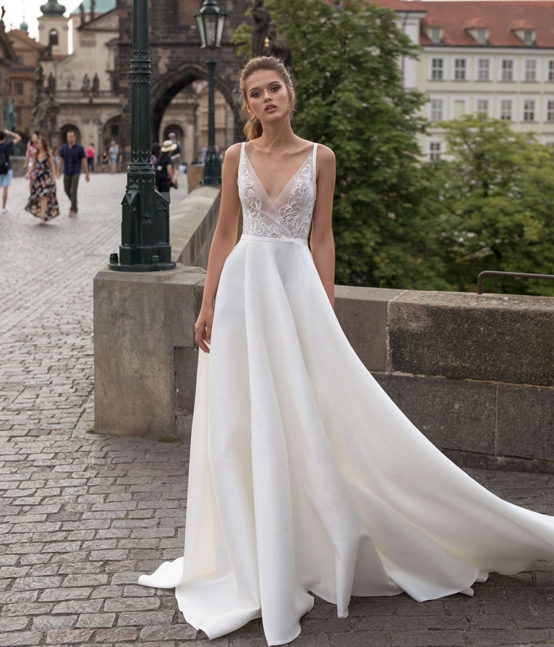 A Line Flawless Lace Beach Wedding Dresses Deep V Neck Bohemian Backless Bridal Gowns Sweep Train Robe De Marie