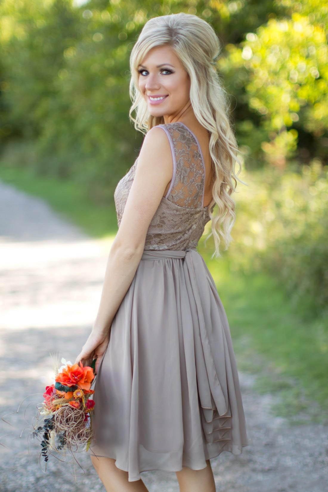 Cheap Brown Short Country Bridesmaid Dresses Top Sheer Neckline Lace Under Chiffon Formal Wedding Guest Dress Pleated Maid Honor Junior Gown