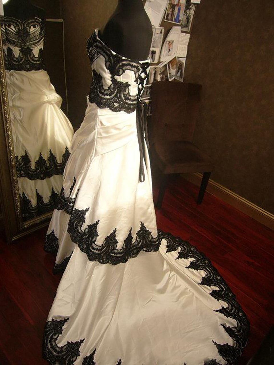 Stunning Gothic Black and White Wedding Dresses Lace Appliques Cascading Court Train Taffeta Steampunk Halloween Bridal Gowns Wed Dress Wed