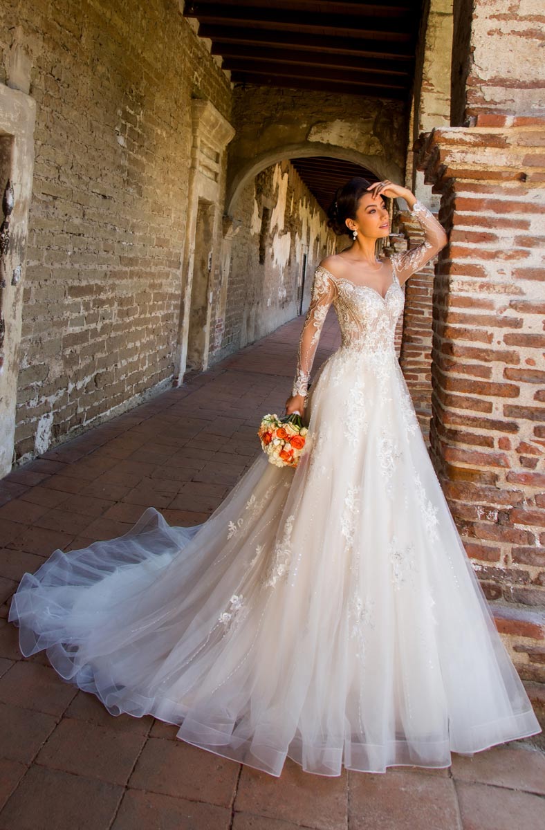 A Line Sparkly Lace Appliqued Wedding Dresses Sheer Jewel Neck Beaded Long Sleeves Bridal Gowns See Through Back Court Train Robe De Marie ppliqued