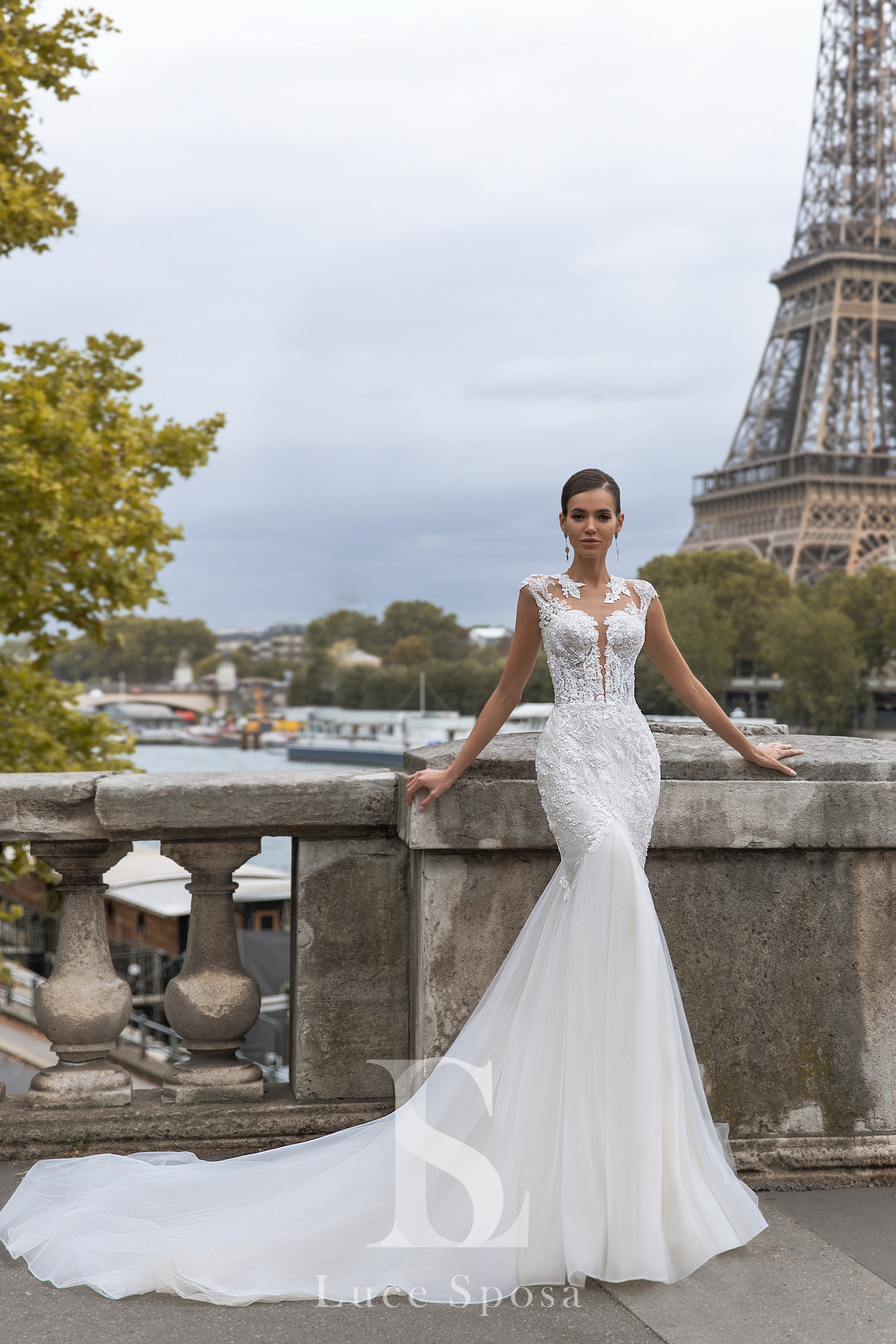 Sexy Mermaid Wedding Dresses Sheer Jewel Neck Appliqued Lace Bridal Gowns Sweep Train Backless Wedding Dress