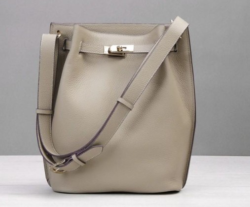 The new first layer leather bag leisure shoulder vertical bucket original leather horseshoe handbag women's single shoulder bag
The new first layer leather bag leisure shoulder vertical bucket original leather horseshoe handbag women's single shoulder bag