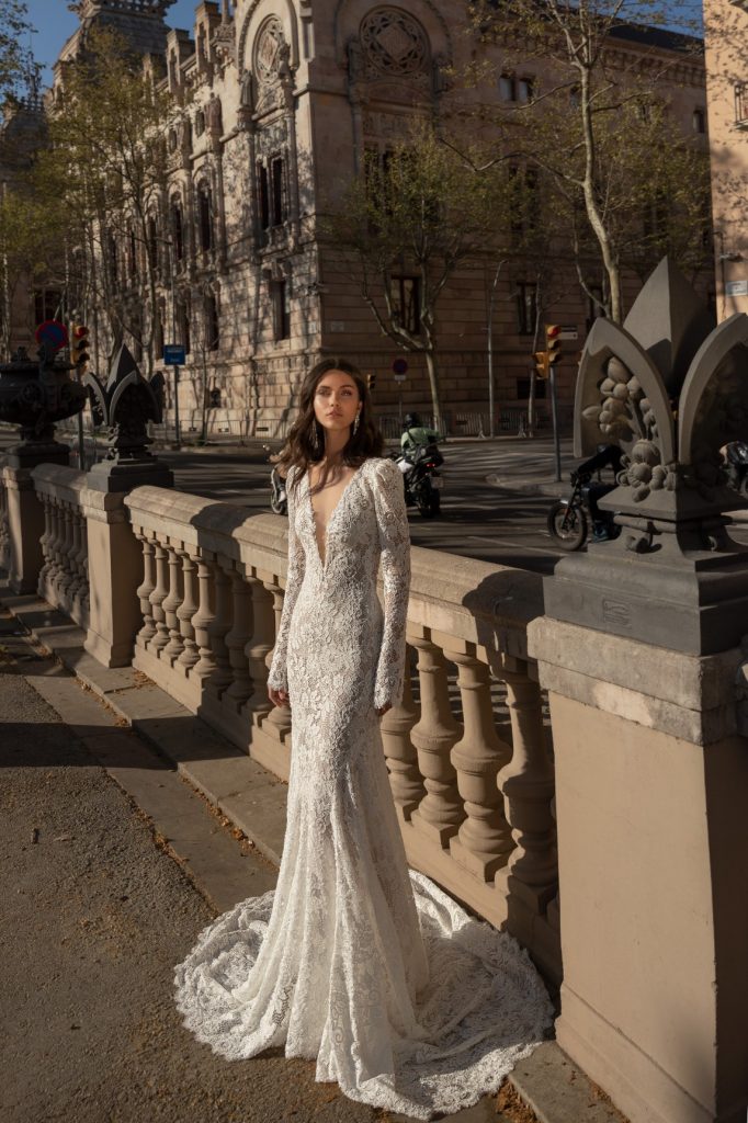 Julie Vino Mermaid Wedding Dresses Deep V Neck Lace Appliques Bridal Gowns Sexy Backless Long Sleeve Sweep Train Beach Wedding Dress