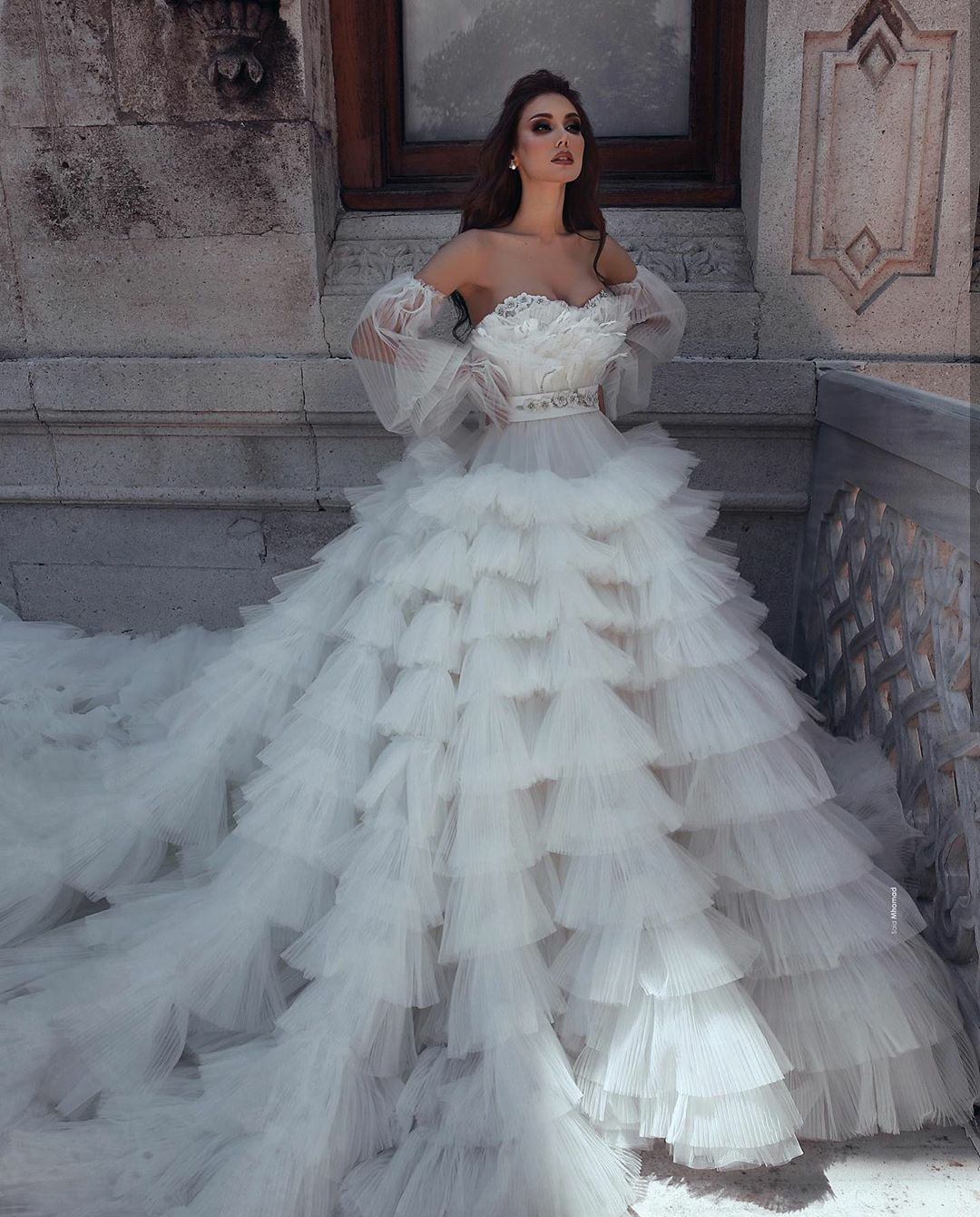 sweetheart vintage dresses with tiered skirts courts train sexy beach vestido de novia crystals feather appliqued wedding gowns