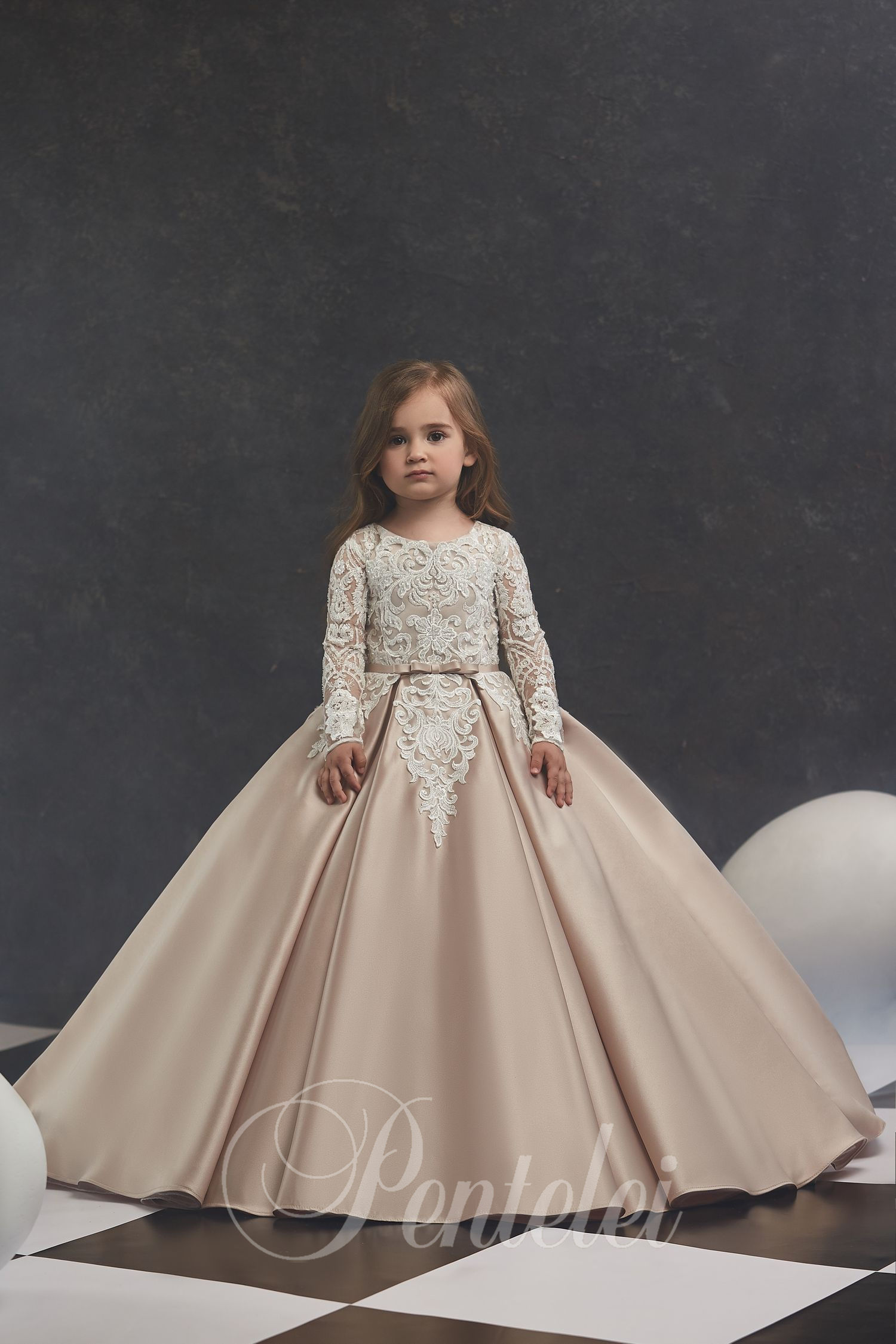 2020 Champagne Ball Gown Flower Girl Dresses Lace Appliqued Satin Long Sleeve Girls Pageant Dress Little Girl First Holy Communion Gowns
