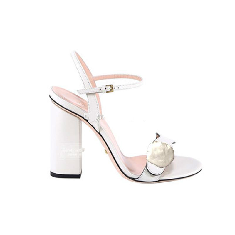 2020 Designer High heeled sandals Coarse heel leather Classic woman shoes Metal buckle for parties and banquets Sexy sandals size 34-42, Black
2020 Designer High heeled sandals Coarse heel leather Classic woman shoes Metal buckle for parties and banquets Sexy sandals size 34-42, Black