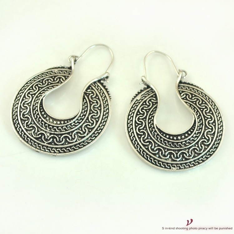 Ethnic style earrings Yunnan ancient carved U-shaped oblate earrings Indonesian accessories
Ethnic style earrings Yunnan ancient carved U-shaped oblate earrings Indonesian accessories
