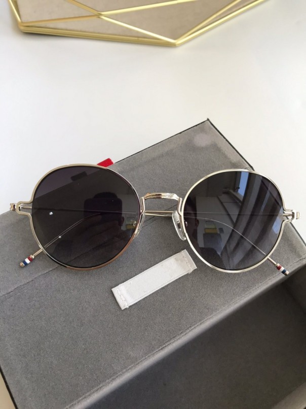 Latest selling popular fashion 915 women sunglasses mens sunglasses men sunglasses Gafas de sol top quality sun glasses UV400 lens with box, White;black
Latest selling popular fashion 915 women sunglasses mens sunglasses men sunglasses Gafas de sol top quality sun glasses UV400 lens with box, White;black