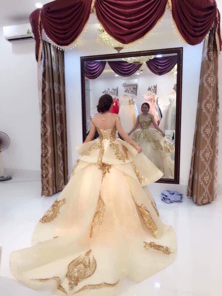 Gold Lace Ball Gown Wedding Dresses Sequined Sheer Jewel Neck Appliqued Bridal Gowns Chapel Train Tiered Organza Vestidos De Novia