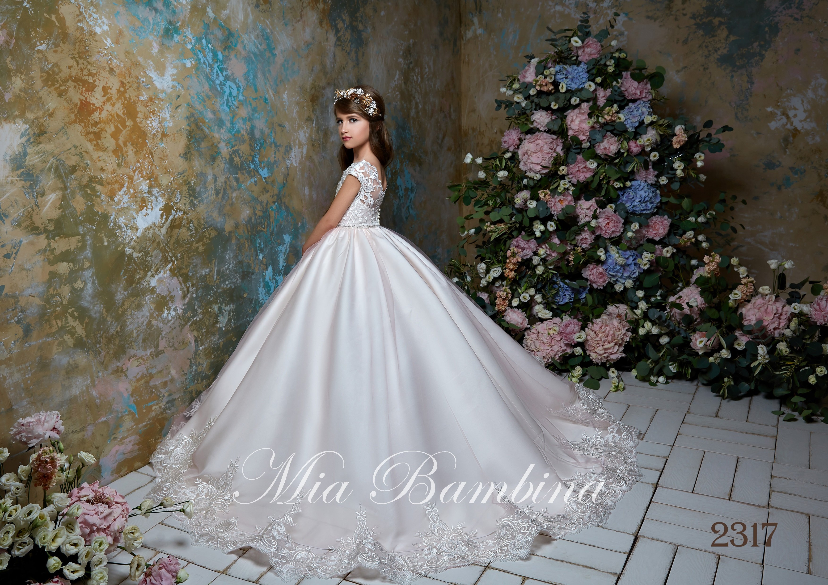 2020 Flower Girl Dresses Jewel Neck Appliqued Beaded Capped Sleeves Girl Pageant Gown Open Back Ruffle Sweep Train Girl Birthday Gowns