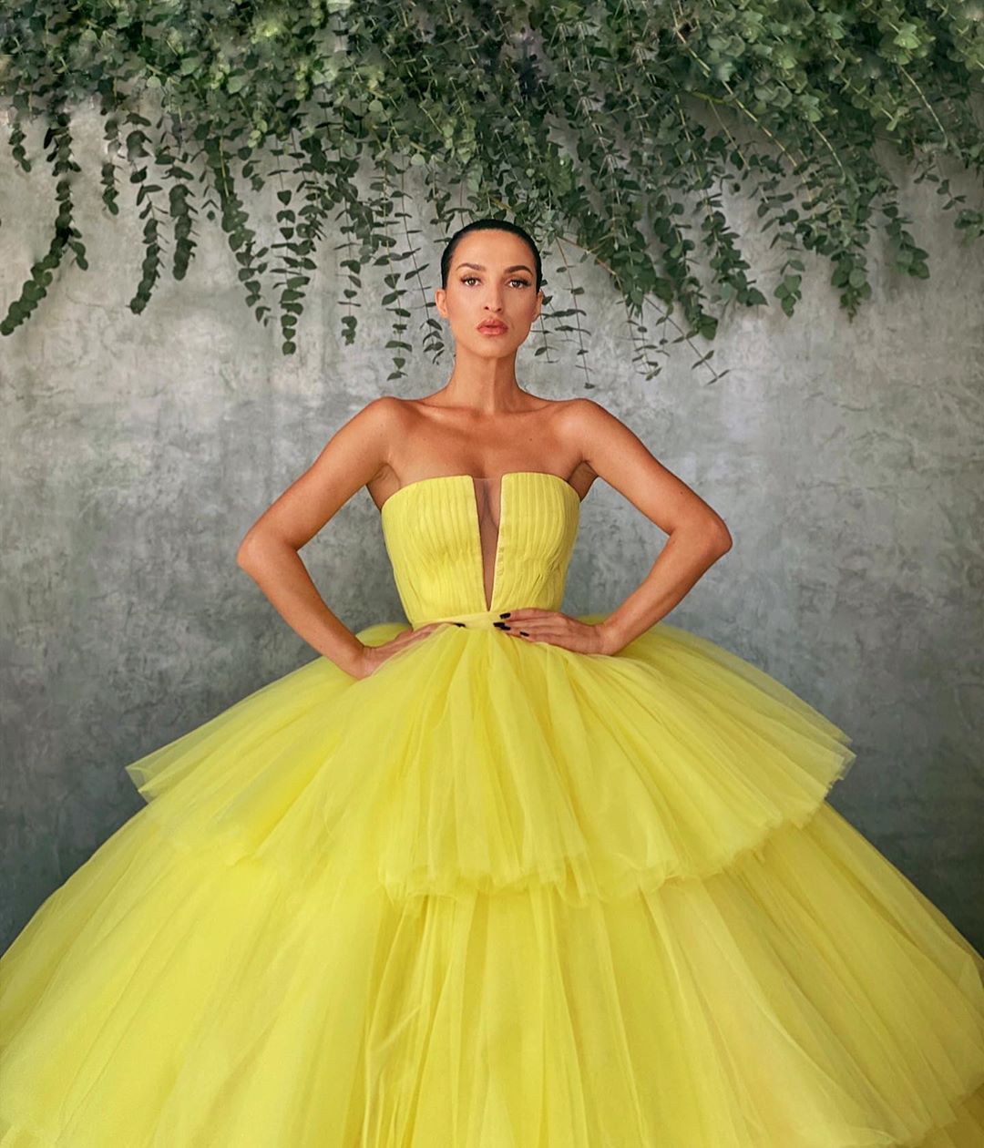 Charming Yellow Ball Gown Wedding Dresses Sheer Plunging Neck Tiered Bridal Gowns Plus Size Sweep Train Tulle Vestidos De Novia