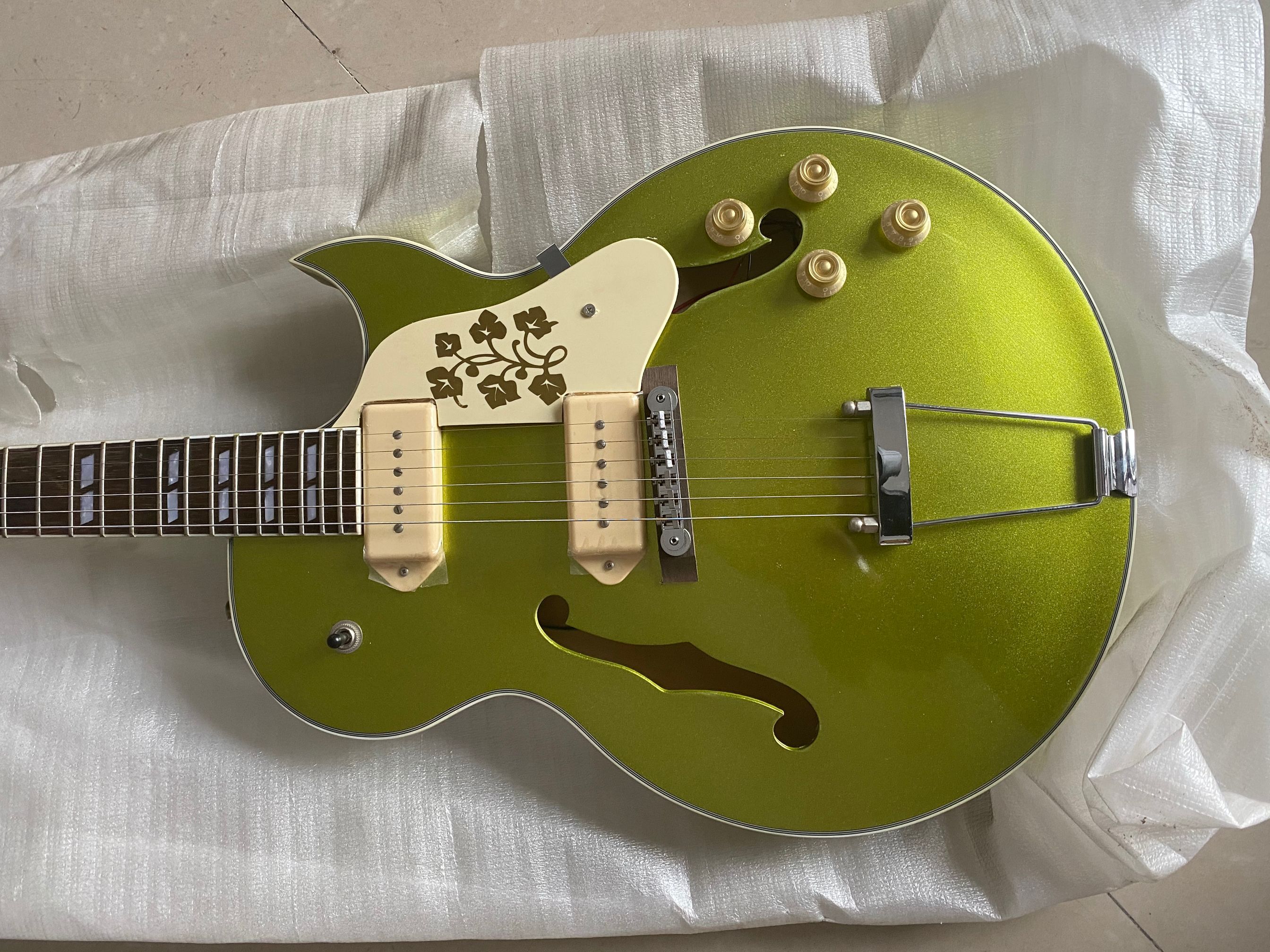 Custom Shop ES 295 Memphis Scotty Moore Metallic Green Gold Hollow Body Electric Guitar Double F Holes, White P90 Pickups, Trapeze Tailpiece
Custom Shop ES 295 Memphis Scotty Moore Metallic Green Gold Hollow Body Electric Guitar Double F Holes, White P90 Pickups, Trapeze Tailpiece