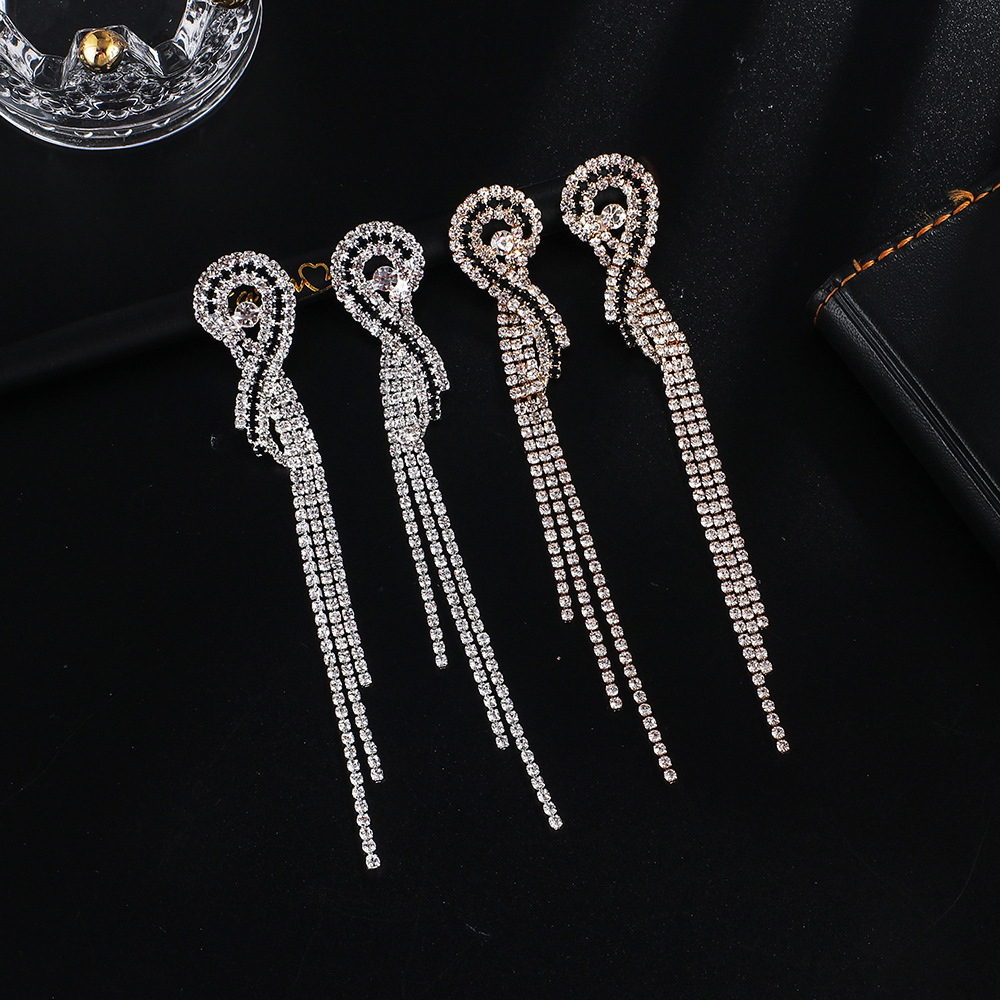 Exaggeration Rhinestone Eardrop Fully-jewelled Tassels Claw Chain Earrings Black And White Collocation Concise Atmosphere Earring
Exaggeration Rhinestone Eardrop Fully-jewelled Tassels Claw Chain Earrings Black And White Collocation Concise Atmosphere Earring