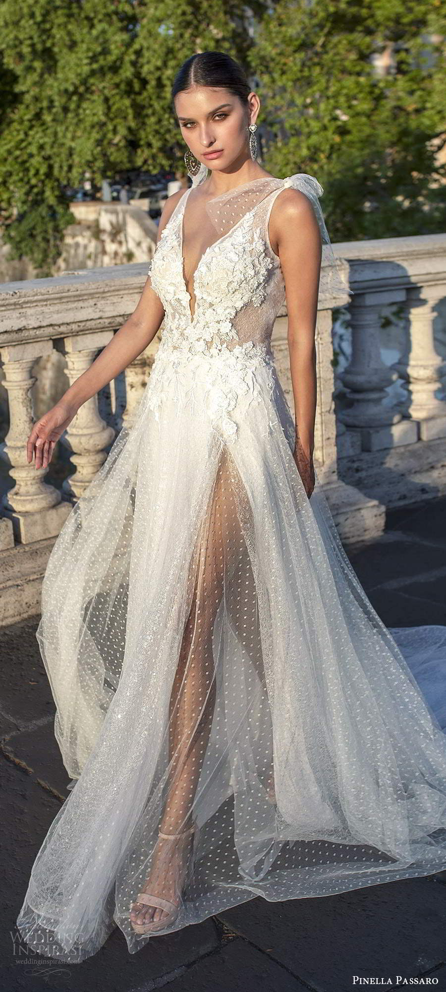 2020 Bohemian Wedding Dresses V Neck A Line Appliqued Lace High Side Split Abiti Da Sposa Sweep Train Illusion Bodice Vestidos De Novia